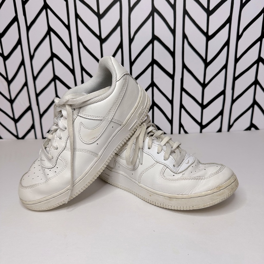 White Nike kids size 2Y